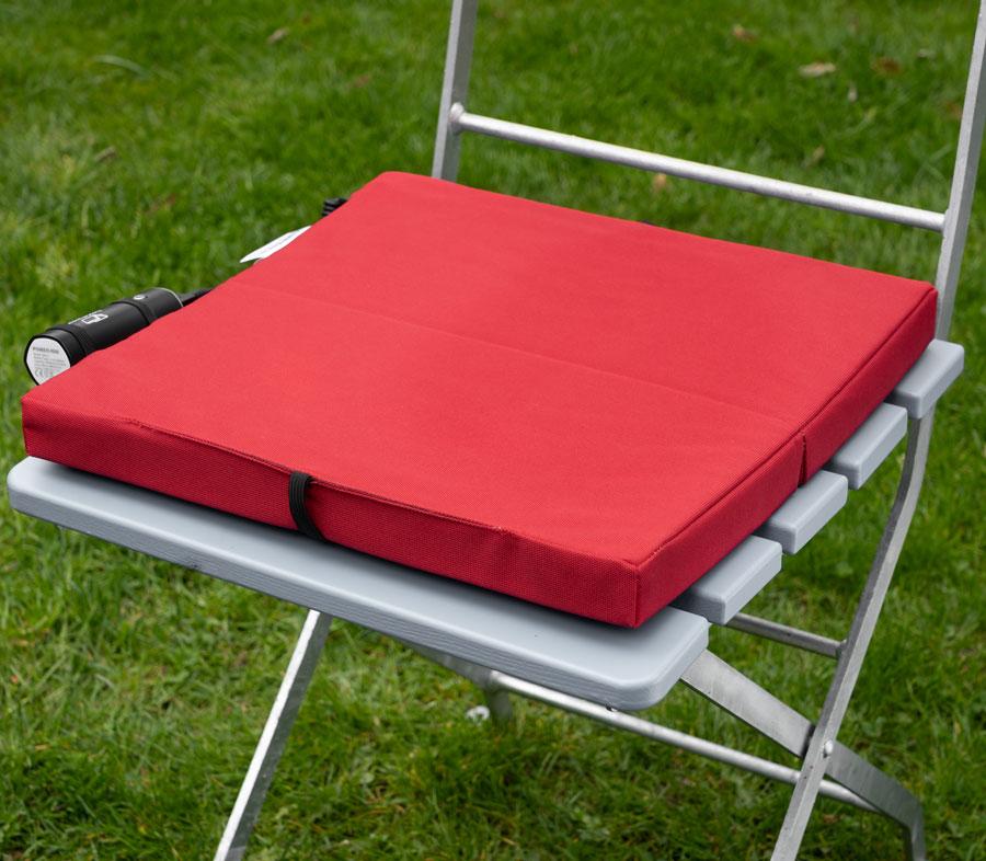 Le coussin chauffant rouge sans fil pour le camping en hiver